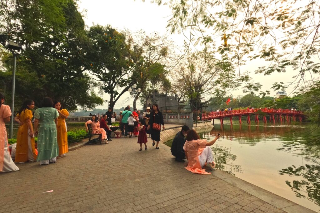 hoan kiem lake - is hanoi safe